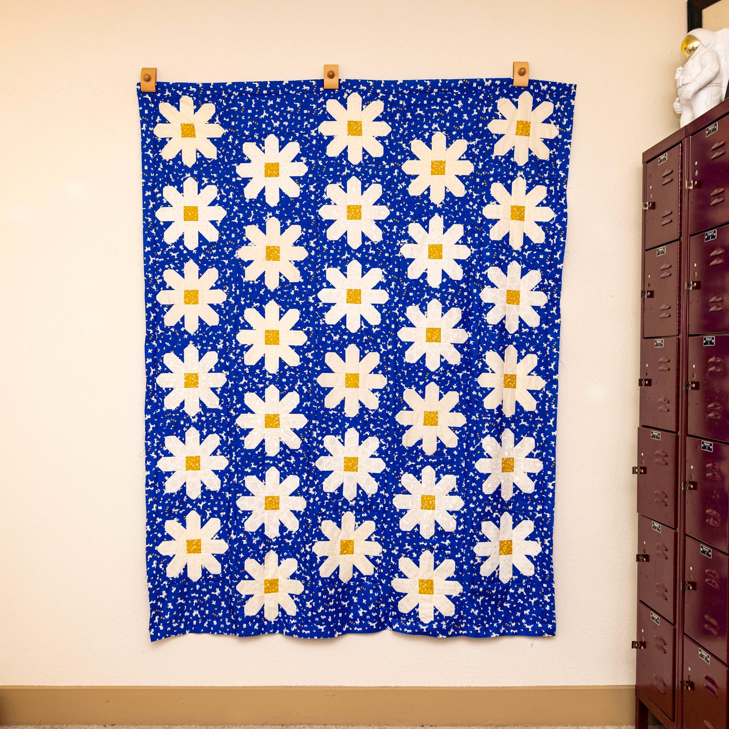 Sample Sale: Pocket Full of Daisies Finished Quilt
