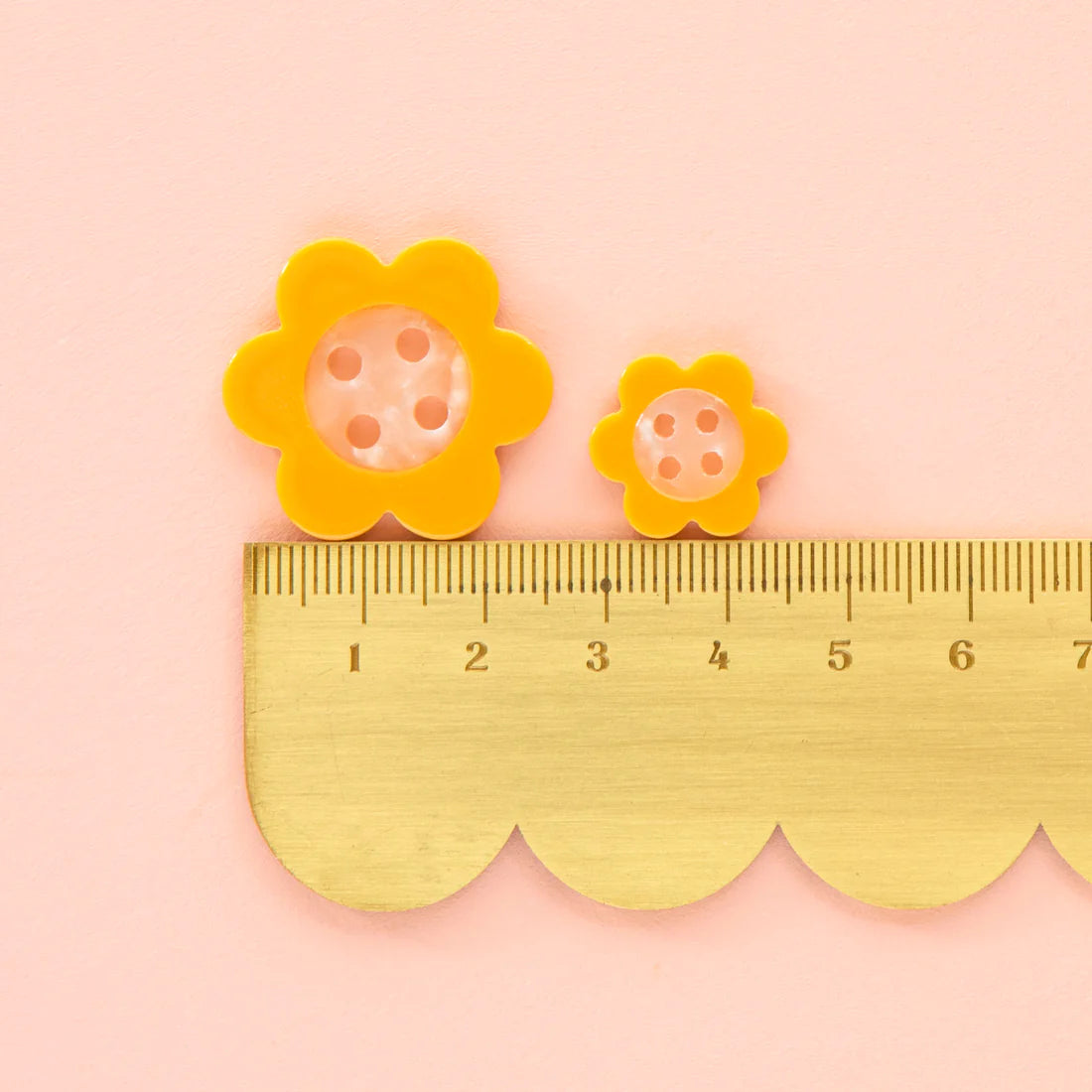 Sarah Hearts Buttons Yellow Daisy Large 1"