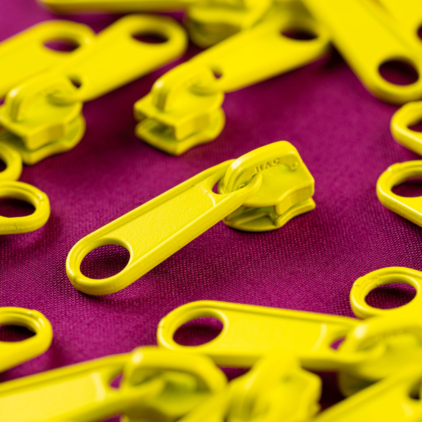 Zipper Pulls 4ct - Zap | Stitch Supply SSCP 17